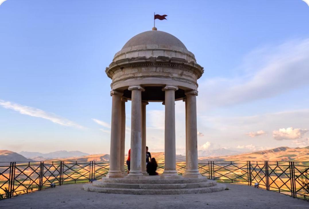 Montalbano House - Casa Vacanze Santa Margherita di Belice エクステリア 写真